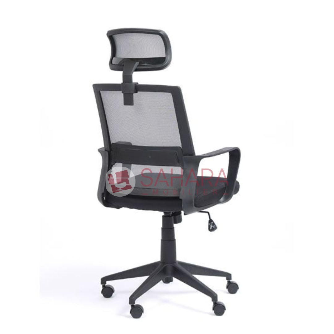 Structure
Ossature robuste — piètement central 5 branches assurant stabilité et répartition équilibrée des charges.
Base équipée de roulettes multidirectionnelles, adaptées aussi bien aux sols durs qu’à la moquette — pour une mobilité fluide autour du bureau.
Mécanisme à vérin à gaz pour réglage en hauteur — utilisateur libre d’ajuster l’assise selon sa taille et son plan de travail.